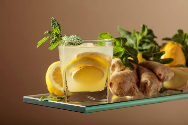 cocktail di birra ginger ale con limone e menta in un bicchiere ghiacciato. - ginger tea root hot drink foto e immagini stock