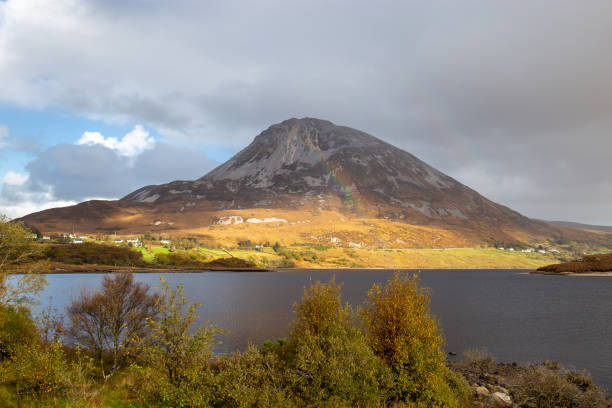 errigal 山 - republic of ireland mount errigal mountain landscape ストックフォトと画像