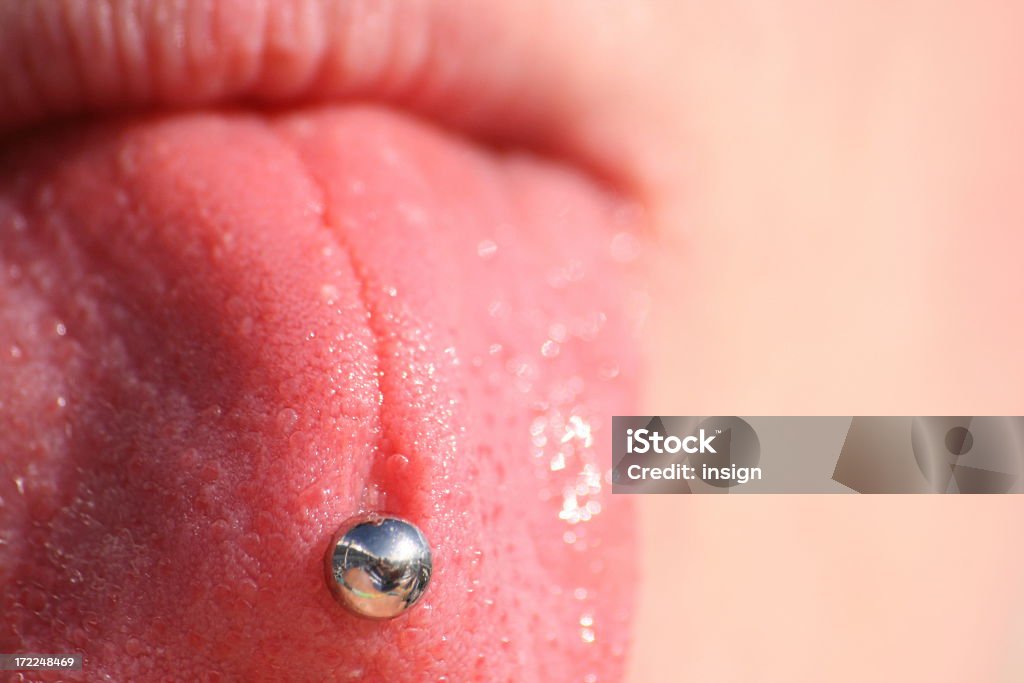 Piercing língua - Foto de stock de Colocar a língua para fora royalty-free
