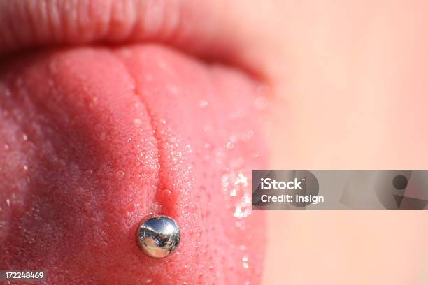 Foto de Piercing Língua e mais fotos de stock de Colocar a língua para fora - Colocar a língua para fora, Piercing, Adulto