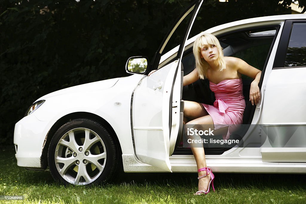 Donna in un'auto - Foto stock royalty-free di Abbigliamento casual