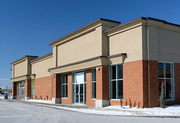 magasins bâtiment d'entrée en hiver - strip mall photos et images de collection