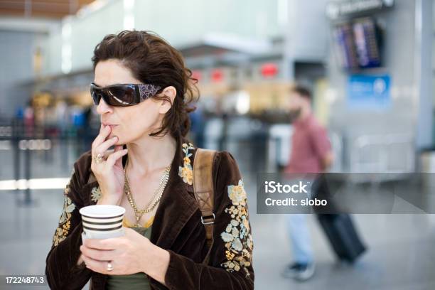 Preoccupato - Fotografie stock e altre immagini di Adulto - Adulto, Adulto in età matura, Aeroporto