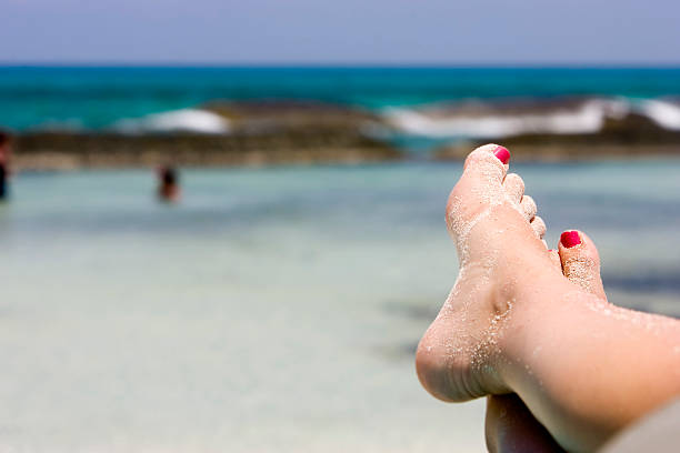 bare sandige füße auf tropica strand in mexiko, textfreiraum - human foot wading sea human toe stock-fotos und bilder