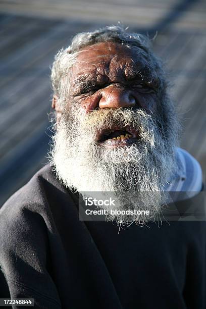 Velho Homem Indígena - Fotografias de stock e mais imagens de Etnia aborígene australiana - Etnia aborígene australiana, Cultura aborígene australiana, Homens