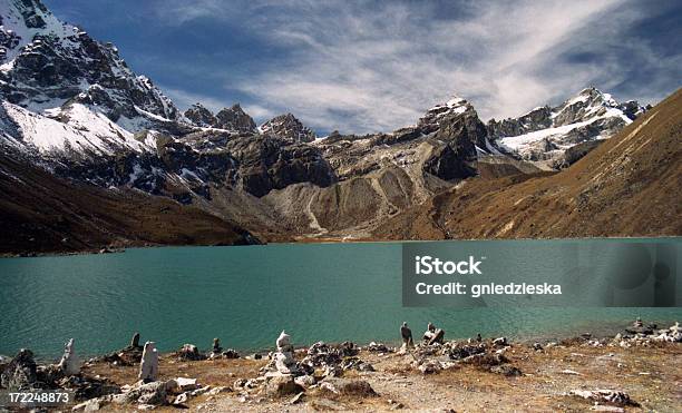 Lago Di Montagna In Himalaya - Fotografie stock e altre immagini di Alpinismo - Alpinismo, Asia, Autunno