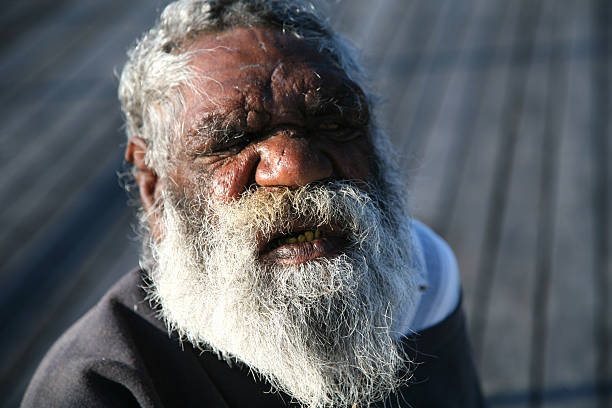 homem de local - indigenous culture aborigine australia australian culture - fotografias e filmes do acervo