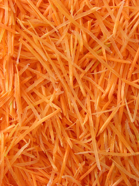 zanahorias ralladas fondo - grated fotografías e imágenes de stock