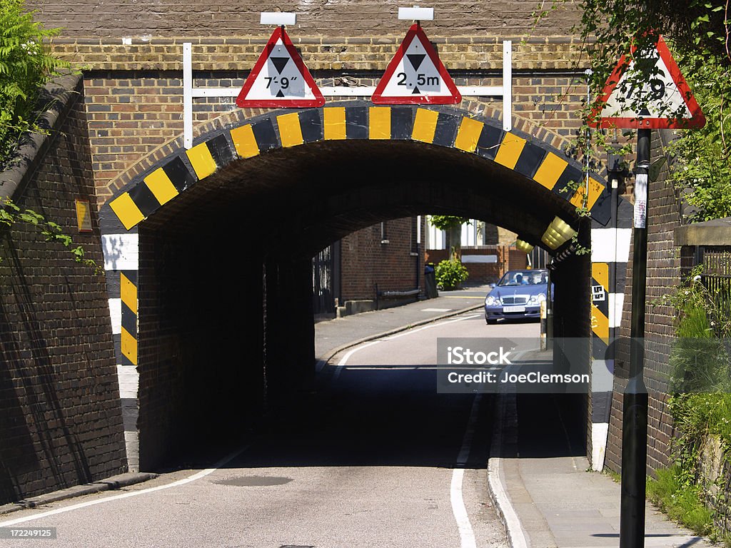 Muito baixo, estreitas ponte ferroviária com vários sinais de alerta - Foto de stock de Baixo - Posição royalty-free