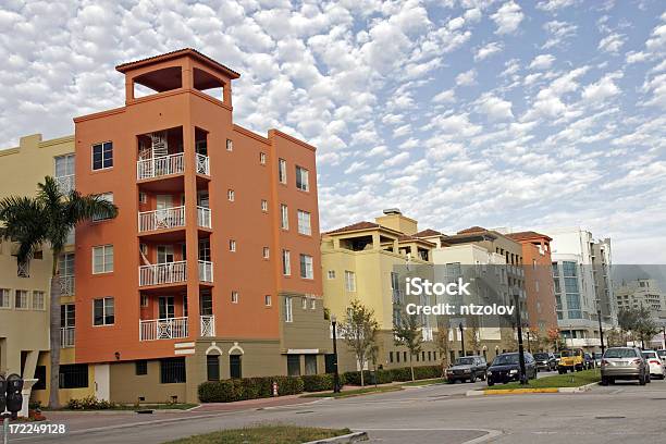 Condominio En South Beach Foto de stock y más banco de imágenes de Aire libre - Aire libre, Altocúmulo, Arquitectura exterior