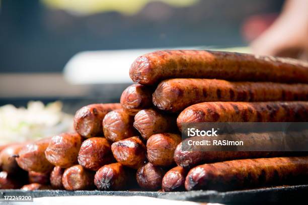 Foto de Salsichas Grelhadas e mais fotos de stock de Salsicha Defumada - Salsicha Defumada, Alimentação Não-saudável, Brilhante - Luminosidade