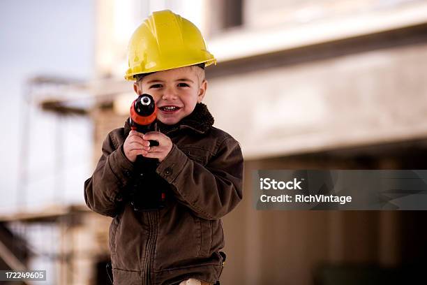 Operaio Edile Piccolo - Fotografie stock e altre immagini di Ambientazione esterna - Ambientazione esterna, Aspirazione, Bambini maschi