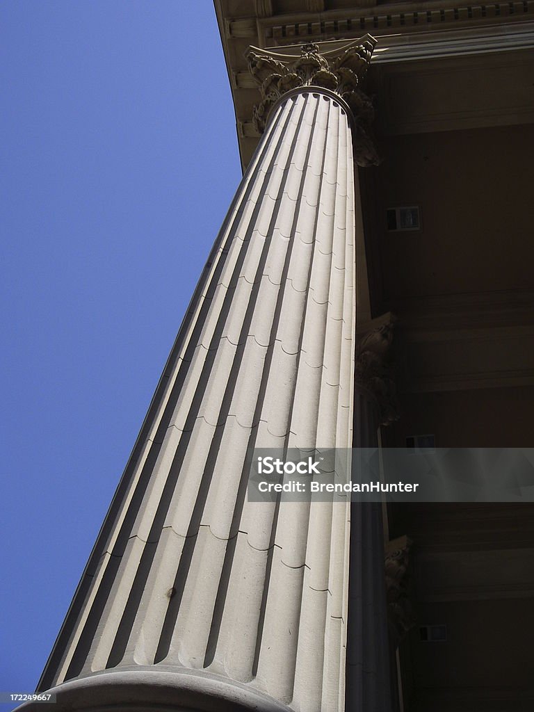Skywards Koryncki kolumnie - Zbiór zdjęć royalty-free (Architektura)
