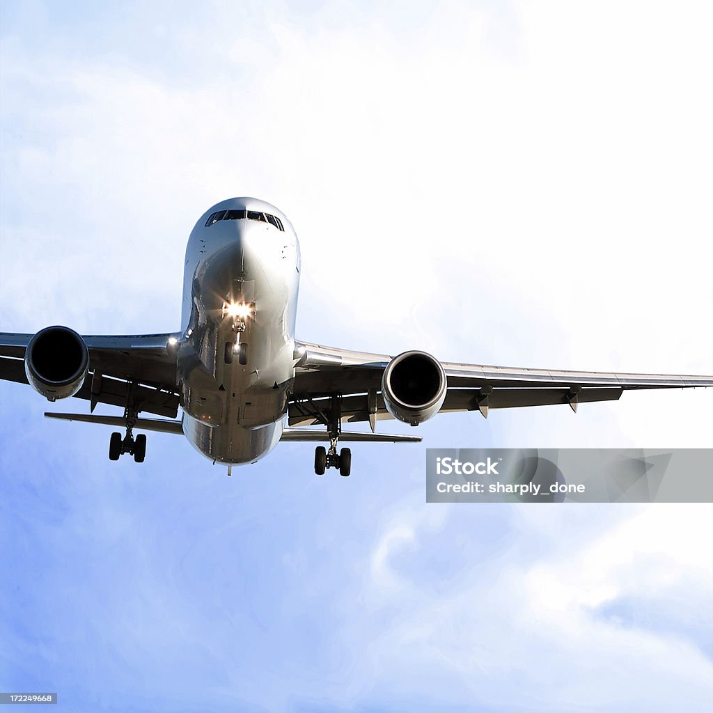 jet Avión aterrizando en el cielo brillante - Foto de stock de Acercarse libre de derechos