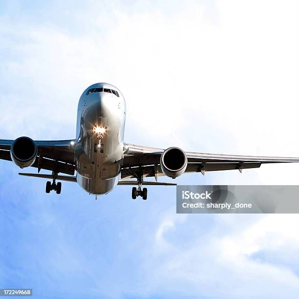 Jet Avión Aterrizando En El Cielo Brillante Foto de stock y más banco de imágenes de Acercarse - Acercarse, Arriba de, Aterrizar