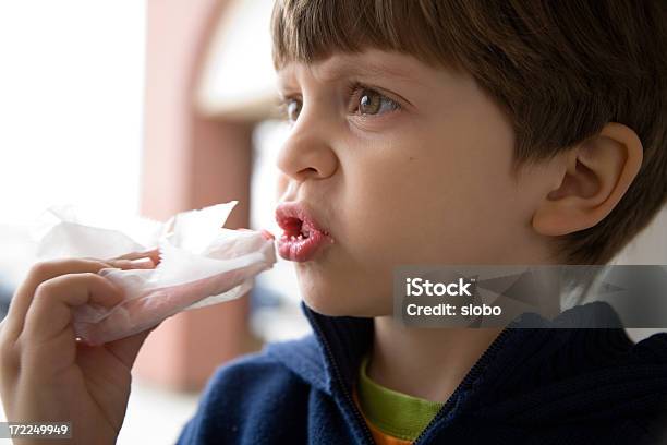 Ein Preoccupied Jungen Essen Einen Cookie Grimassen Schneiden Stockfoto und mehr Bilder von Bewegung