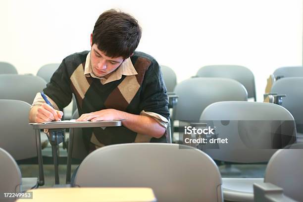 Teste A Tomar - Fotografias de stock e mais imagens de Aluno da Escola Secundária - Aluno da Escola Secundária, Aluno da Universidade, Caderno de notas