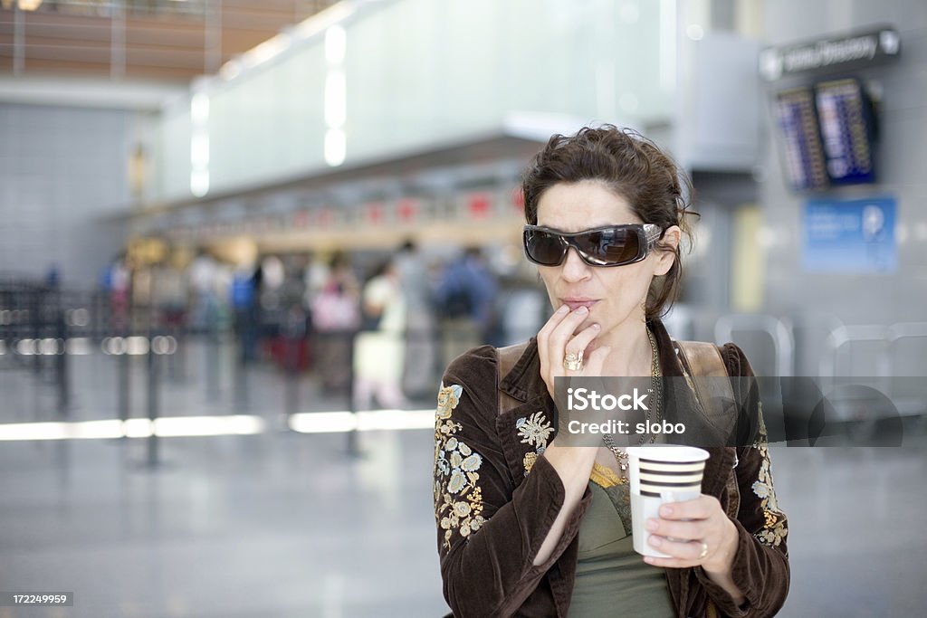Ожидание в аэропорту с кофе - Стоковые фото 40-49 лет роялти-фри