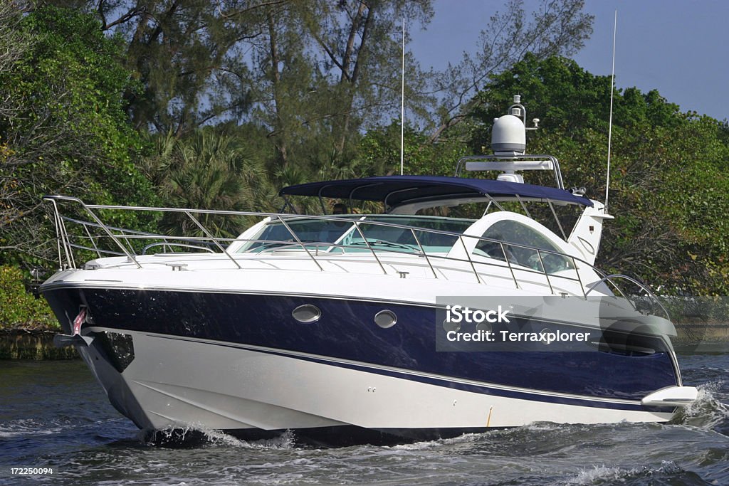Yacht aplastamiento sobre al canal Intracoastal Waterway - Foto de stock de Actividades recreativas libre de derechos
