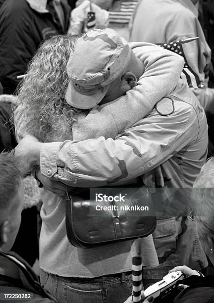 Regreso Del Soldado Foto de stock y más banco de imágenes de Abrazar - Abrazar, Adulto, Amor - Sentimiento