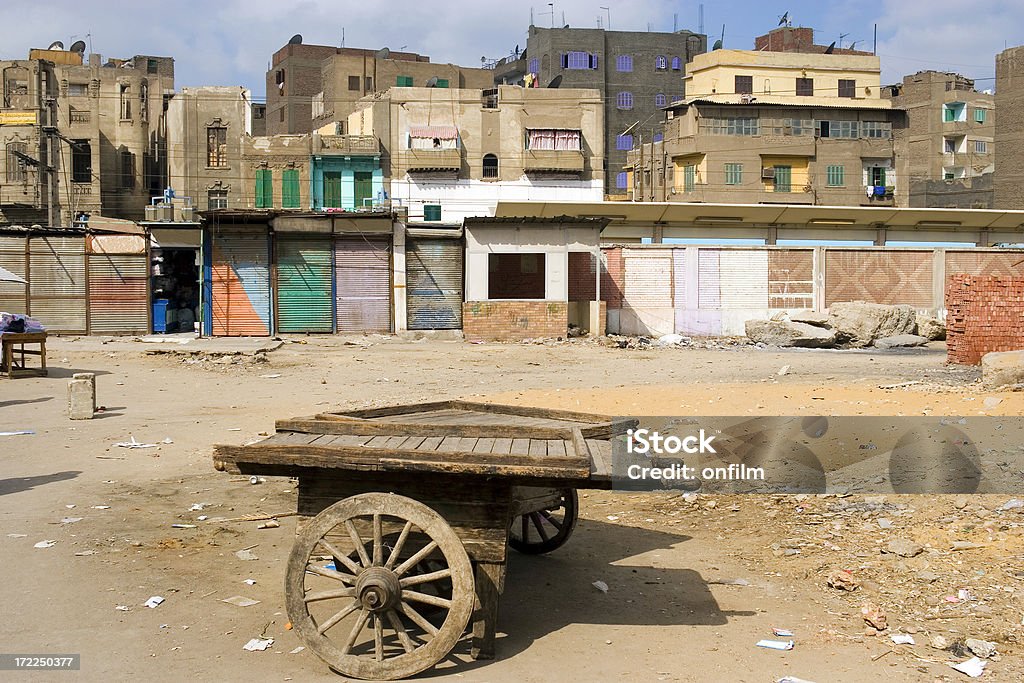 Chariot à roulettes au backstreets du Caire - Photo de Bidonville libre de droits