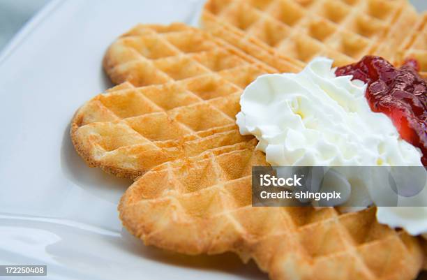 Svedese A Nido Dape Con Marmellata Di Fragola E Panna Montata - Fotografie stock e altre immagini di Cialda