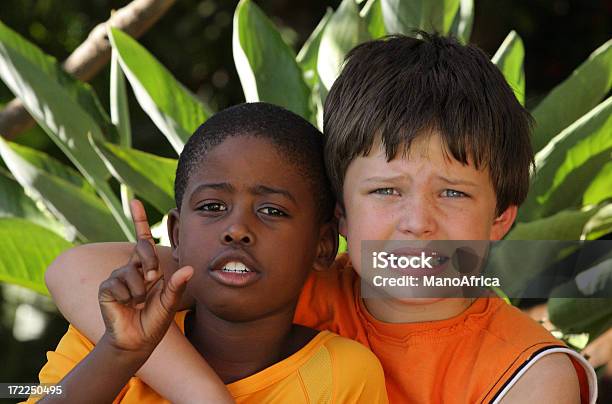 Amigos Dos Foto de stock y más banco de imágenes de Abrazar - Abrazar, Adulto, Adulto joven