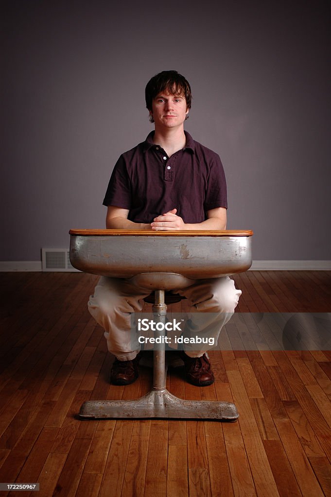 Junger Student sitzt im Old-School-Schreibtisch - Lizenzfrei Bildung Stock-Foto