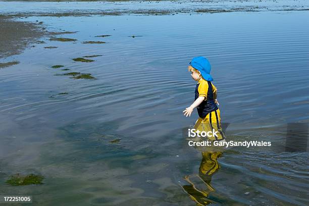 Niño Caminando En El Agua Foto de stock y más banco de imágenes de Agua - Agua, Amarillo - Color, Andar