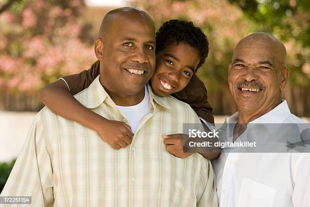 Photo libre de droit de Père Pantalon Au Look Moderne Et Son banque d'images et plus d'images libres de droit de Adulte - Adulte, Adulte d'âge mûr, Afro-américain