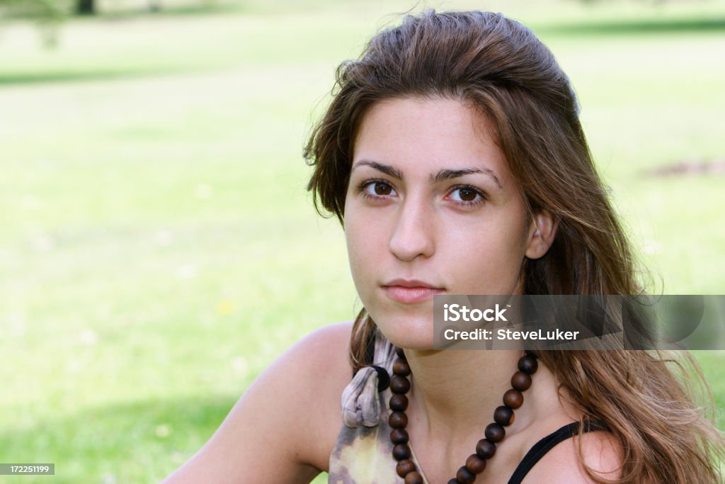 Junge Frau in einem Park - Lizenzfrei Betrachtung Stock-Foto