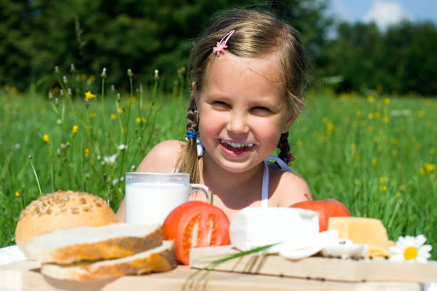 comida sana sonriendo niño - beauty beautiful braids dairy product fotografías e imágenes de stock