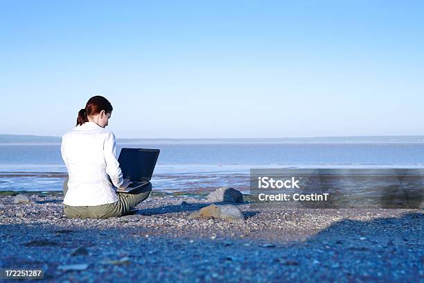 Kobieta Pracuje Na Laptopie Na Plaży - zdjęcia stockowe i więcej obrazów 20-29 lat - 20-29 lat, Brzeg wody, Cała postać