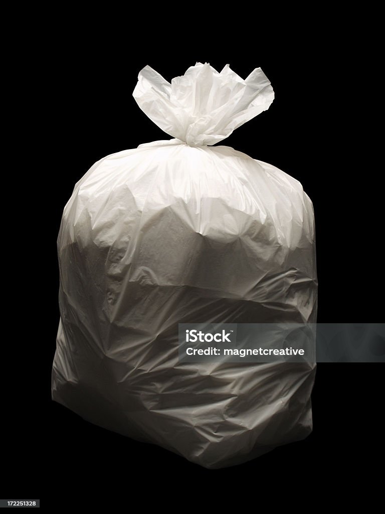 Sacco della spazzatura su sfondo nero - Foto stock royalty-free di Sacco per immondizia
