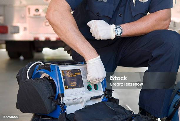 Rádio Defibrilador - Fotografias de stock e mais imagens de Defibrilador - Defibrilador, Mobilidade, Bombeiro