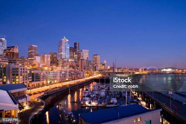 Seattle Waterfront - Fotografias de stock e mais imagens de Anoitecer - Anoitecer, Apartamento, Arranha-céu