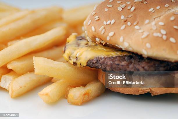 Primer Plano De Hamburguesa Con Queso Foto de stock y más banco de imágenes de Grasa trans - Grasa trans, Hamburguesa - Alimento, Rebajas