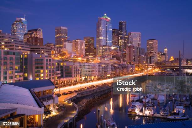 Seattle Waterfront Noite - Fotografias de stock e mais imagens de Anoitecer - Anoitecer, Apartamento, Arranha-céu