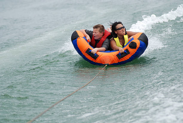 splashed 중인 굴절률은 내부 튜브 - life jacket family sailing lake 뉴스 사진 이미지