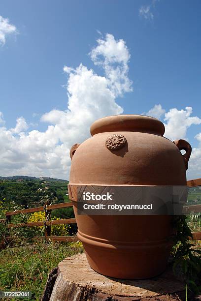 Bella Grande In Pelle Di Capra Di Terracotta In Un Giardino Di Campagna Romana - Fotografie stock e altre immagini di Barattolo di vetro