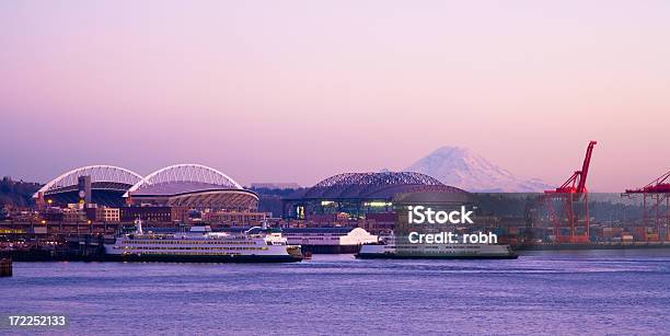 Photo libre de droit de Port De Seattle Et Le Mont Rainier banque d'images et plus d'images libres de droit de T-Mobile Park - T-Mobile Park, Seattle, Horizon urbain