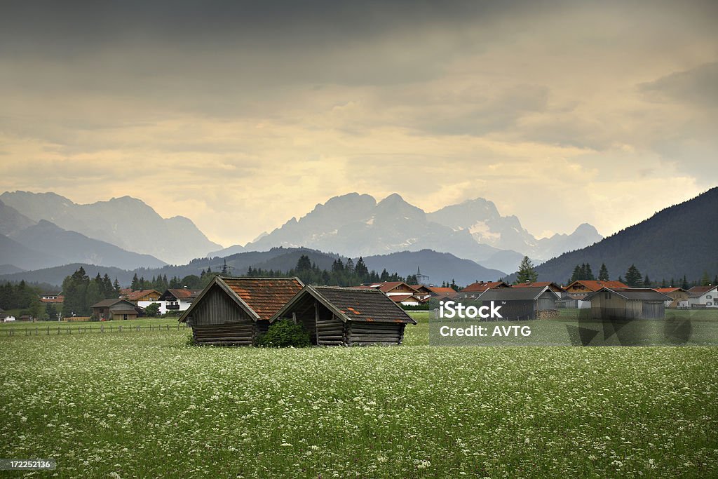 Gewitter mit Alpin Village - Lizenzfrei Agrarbetrieb Stock-Foto