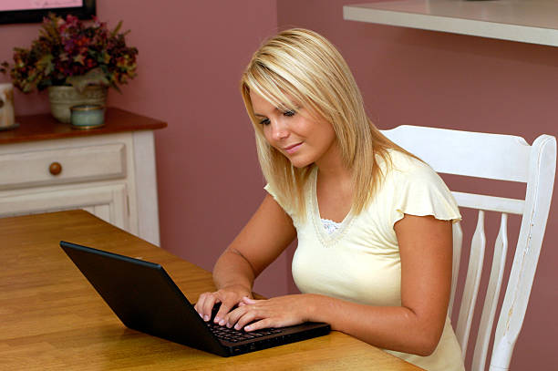 Jeune femme à l'aide d'un ordinateur portable - Photo