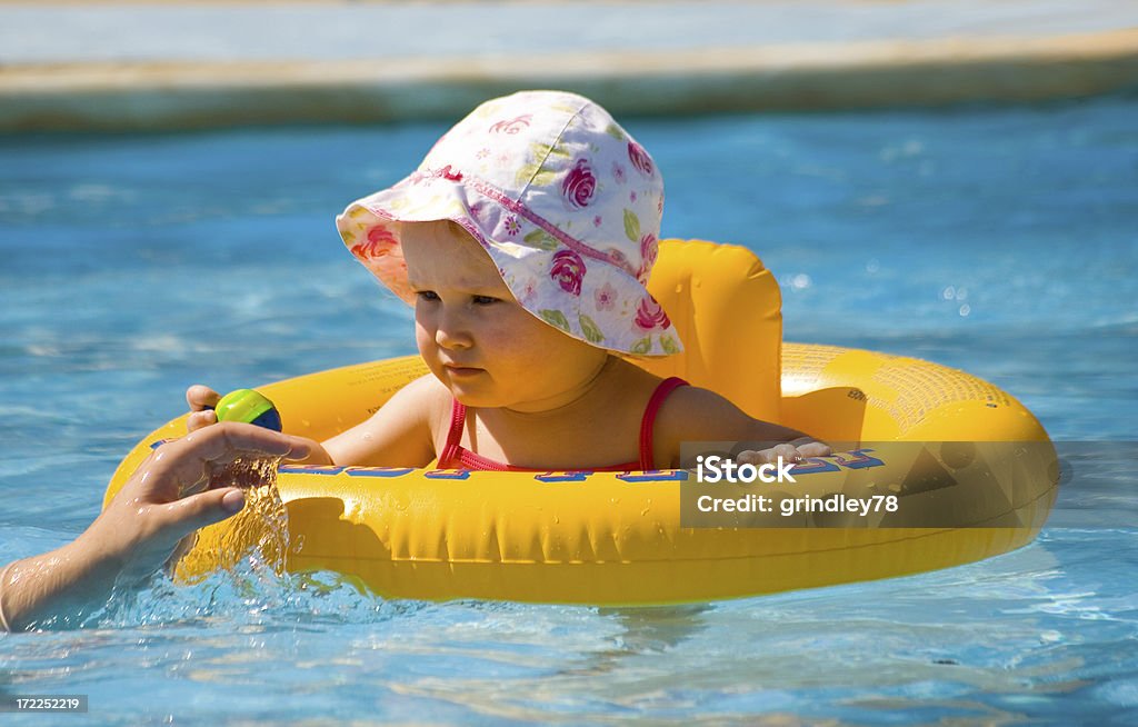 Baignade d'été - Photo de Bébé libre de droits