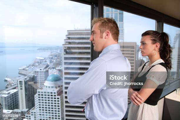 Contemplative Negócios Duo - Fotografias de stock e mais imagens de Cidade - Cidade, Olhar Através da Janela, 20-29 Anos