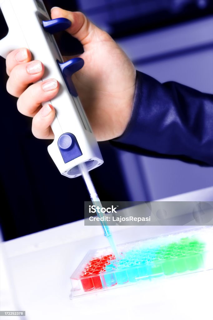 Hand mit pipette - Lizenzfrei Arbeiten Stock-Foto