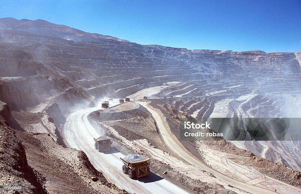 Précieux camions dans une mine à ciel ouvert - Photo de Industrie minière libre de droits
