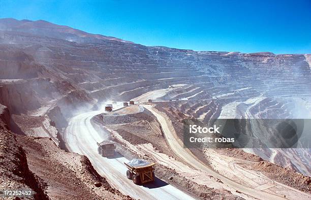 Photo libre de droit de Précieux Camions Dans Une Mine À Ciel Ouvert banque d'images et plus d'images libres de droit de Industrie minière - Industrie minière, Chili, Mine de cuivre