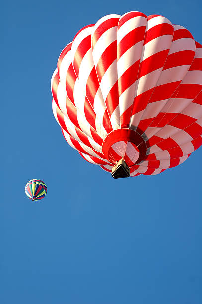 Zwei bunte Ballons gegen einen blauen Himmel – Foto