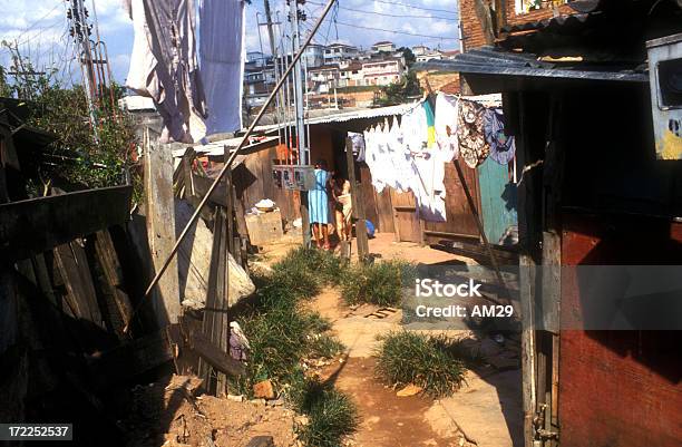 Barriada Centro De La Ciudad De San Pablo Foto de stock y más banco de imágenes de Pobreza - Pobreza, Brasil, Niño